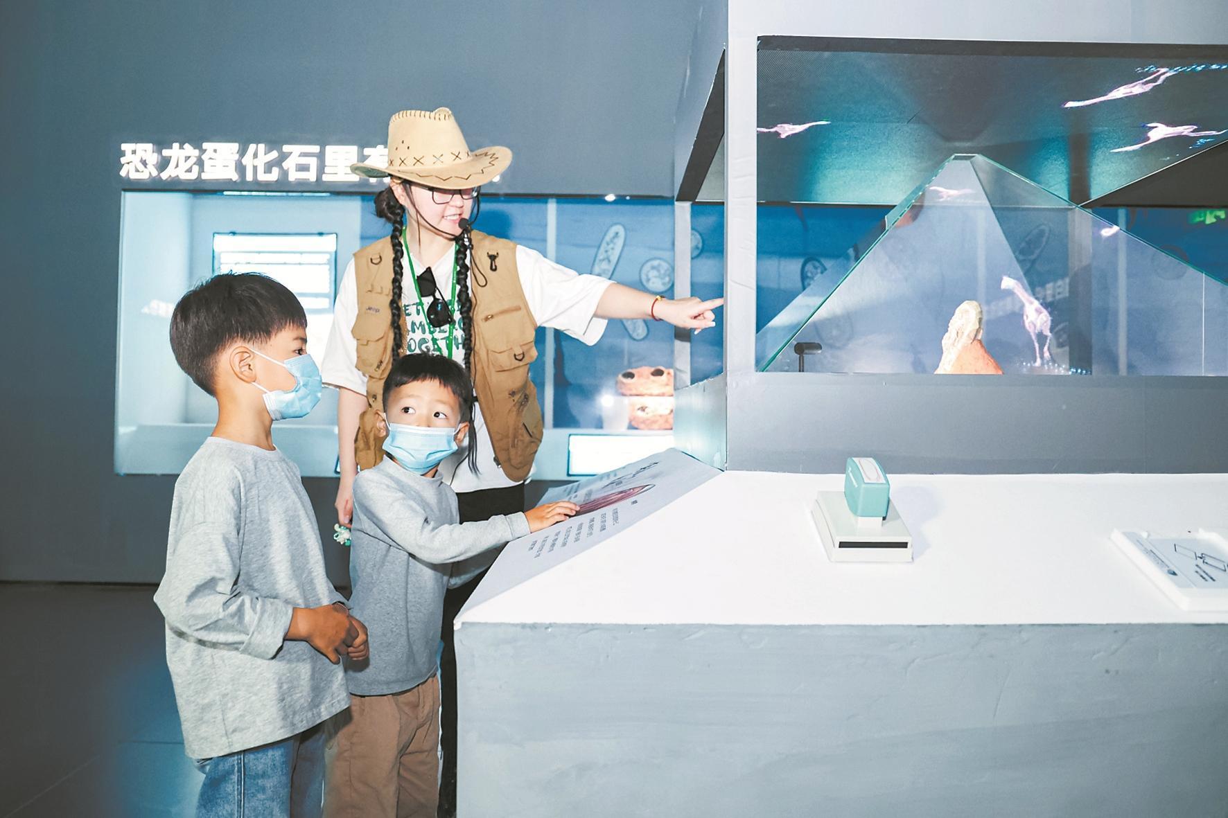 【南博十年·链动世界】从数智人到低空飞行器南博会制造业馆“硬核科技”吸睛(图1)